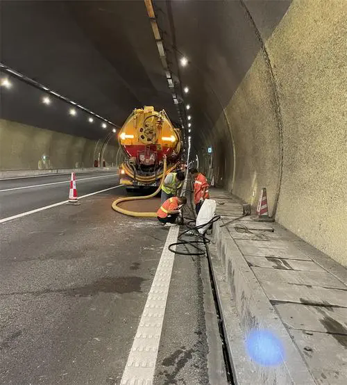 乌鲁木齐隧道排水渠清淤